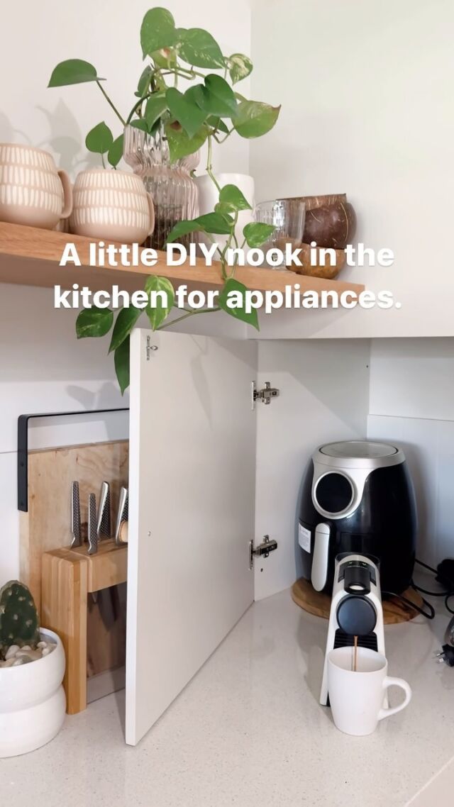 When you don’t know what to do with a blind corner in the kitchen AND an overhead shelf… you make a little door and put appliances in there ✅ #diy