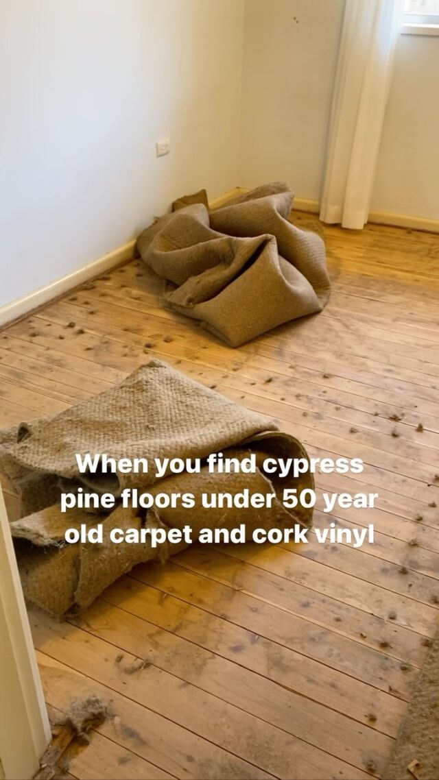Cypress pine floorboards ➡️ This task wasn’t all DIY, but it certainly transformed this charming little house. The 50-year-old carpet had to go, and the vinyl cork was a nightmare to deal with. We also removed all the nails, strips, and skirting boards. Then, we hired a professional to handle the more challenging tasks—filling cracks, polishing, and sanding. It took about five days, but he did a fantastic job. The work was done in two living rooms and three bedrooms, all finished with a durable satin clear coat that is incredibly hard-wearing!